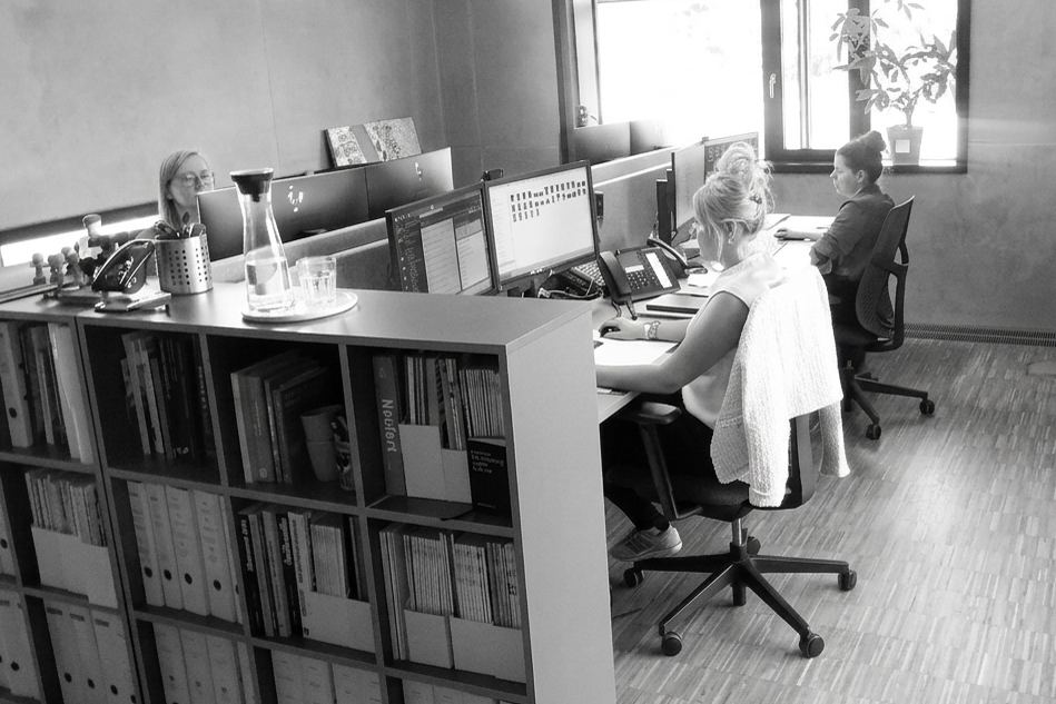 Arbeitsbereich im Büro von m+4 Planung