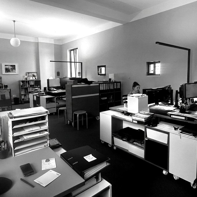 Bürodetail mit Material- und Arbeitsplatzansicht